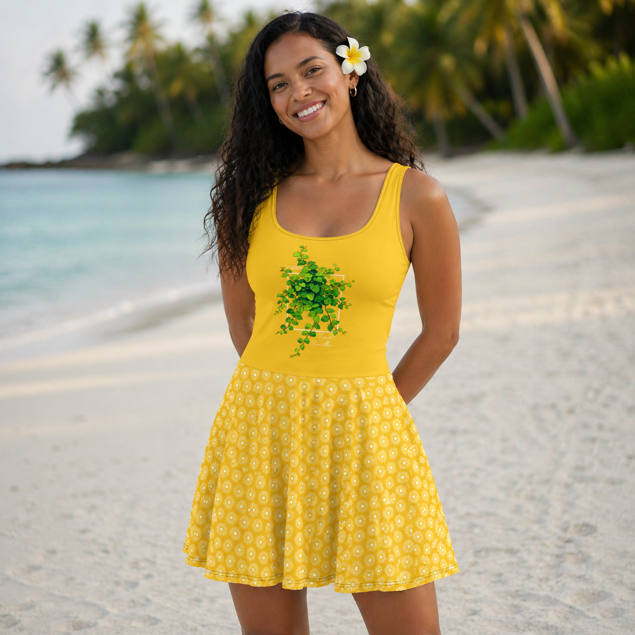 Femme de face portant une robe d'été cintrée bras nu, la robe est jaune avec un design de ficus viror au milieu, le bas de la robe est motif solaires, le tout sur une plage paradisiaque.