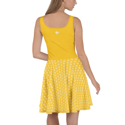 Robe d'été jaune évasée style "skater dress" avec imprimé du logo Viror au dos et bas à motifs géométriques blancs.