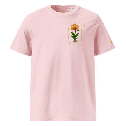 T-shirt rose en coton biologique avec un imprimé "pocket print" représentant une orchidée Orchidaceae détaillée dans un cadre doré avec le logo VIROR.